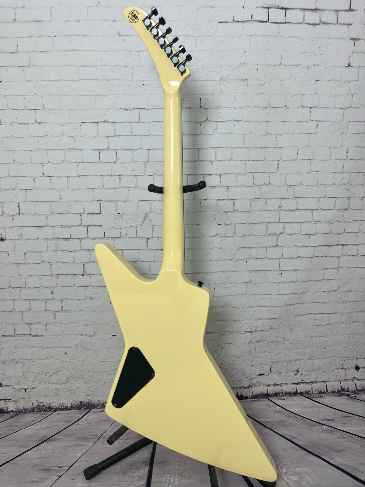 Guitarra eléctrica retro en forma de E, color blanco leche, cuerpo de madera maciza, doble pastilla de alta potencia, herrajes en negro mate, envío gratis