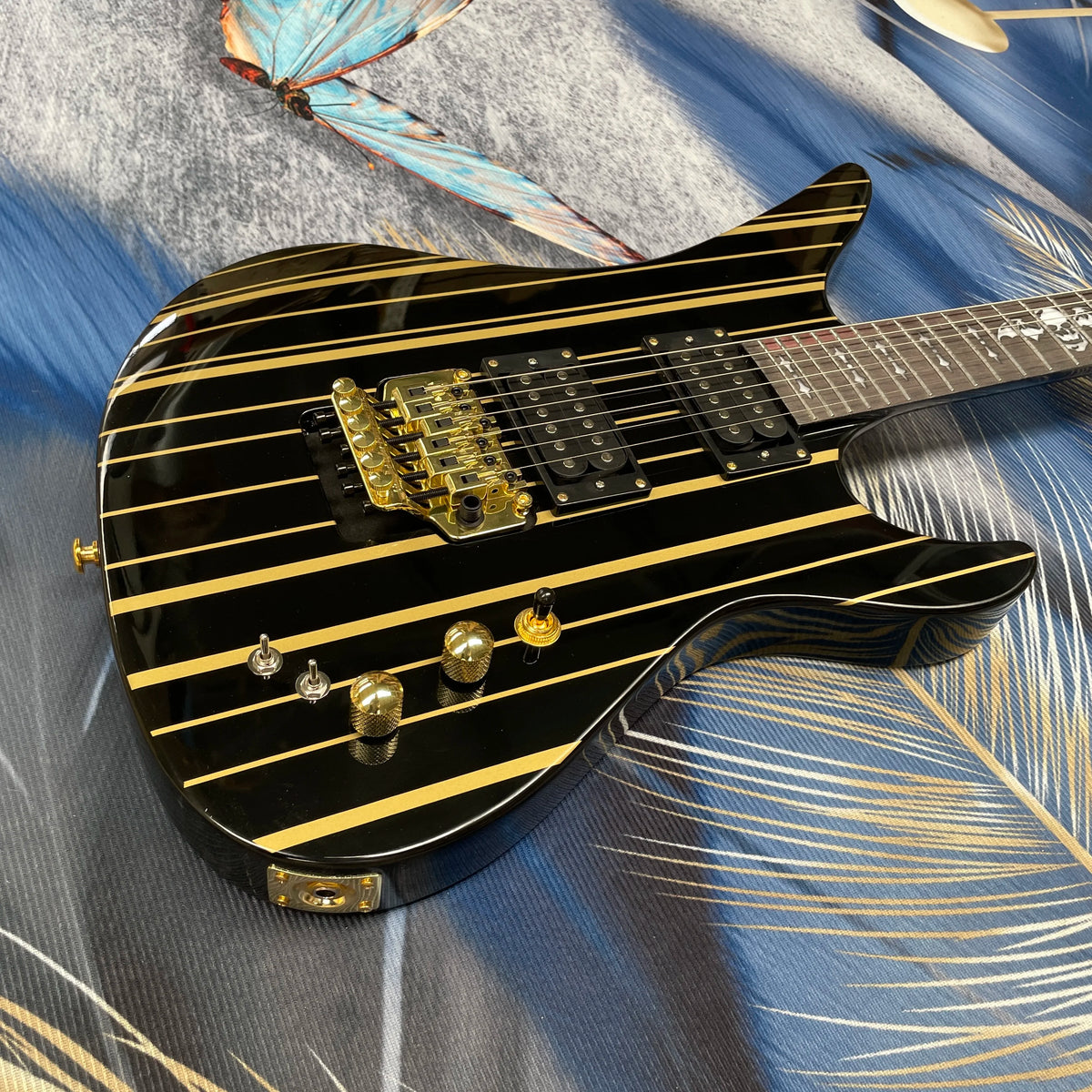 Guitarra eléctrica de 6 cuerdas con rayas negras y doradas, cuerpo de caoba con sonido rico, guitarra de heavy metal con doble bloqueo.