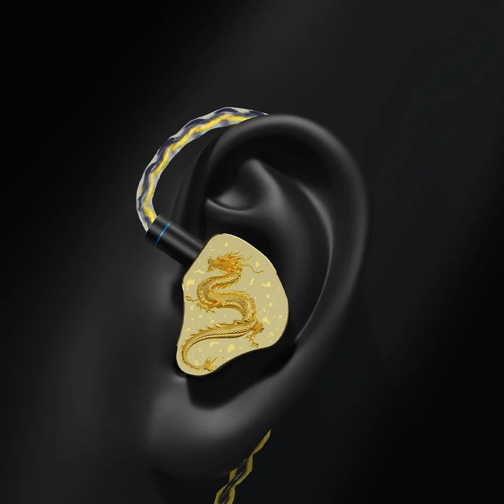 Auricular intrauditivo dorado con grabado de dragón y cable trenzado.