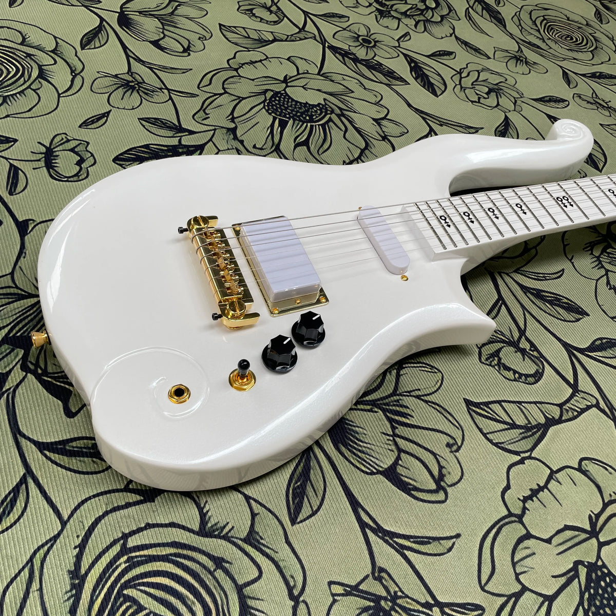 Guitarra Eléctrica White Cloud Prince, Diapasón de Arce con Herrajes Dorados, Guitarra Eléctrica Ideal para Principiantes