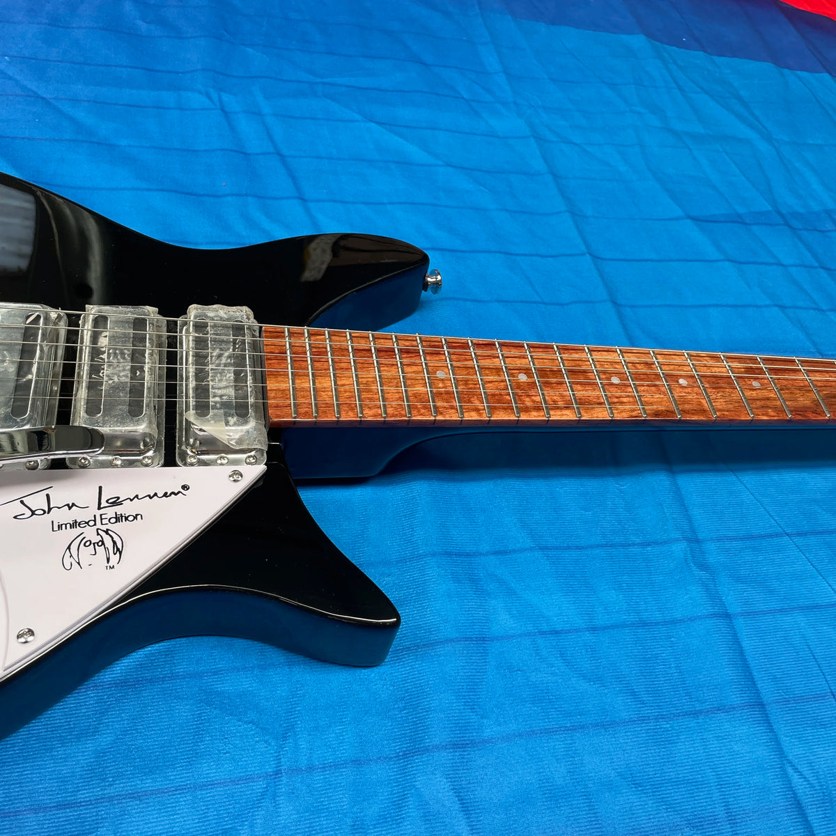 Nueva guitarra Rick Signature 325 negra 2026 con herrajes cromados
