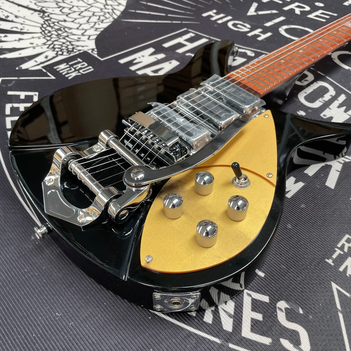 Guitarra Eléctrica Negra de Estilo Retro con Tres Pastillas, Guitarra de Alto Rendimiento con Vibrato Bigsby de Cuerdas Cortas, Guitarra para Actuaciones en Escenario