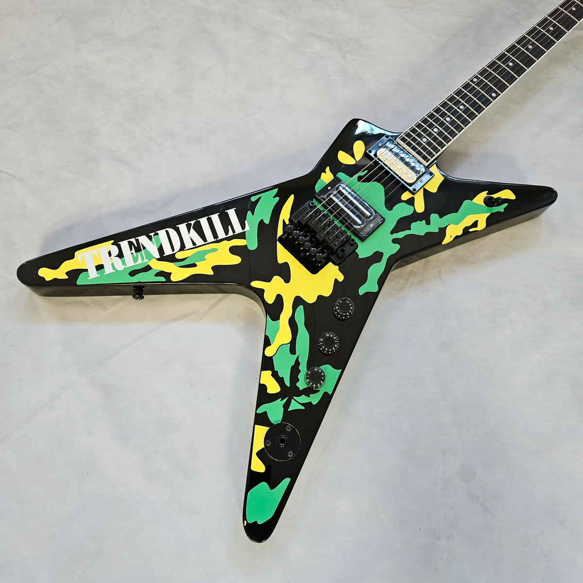 Guitarra eléctrica con diseño de estrellas y estampado de camuflaje, estampado de camuflaje en negro, verde y amarillo, pastillas HS, trémolo con doble sistema de bloqueo, herrajes negros, calidad superior.