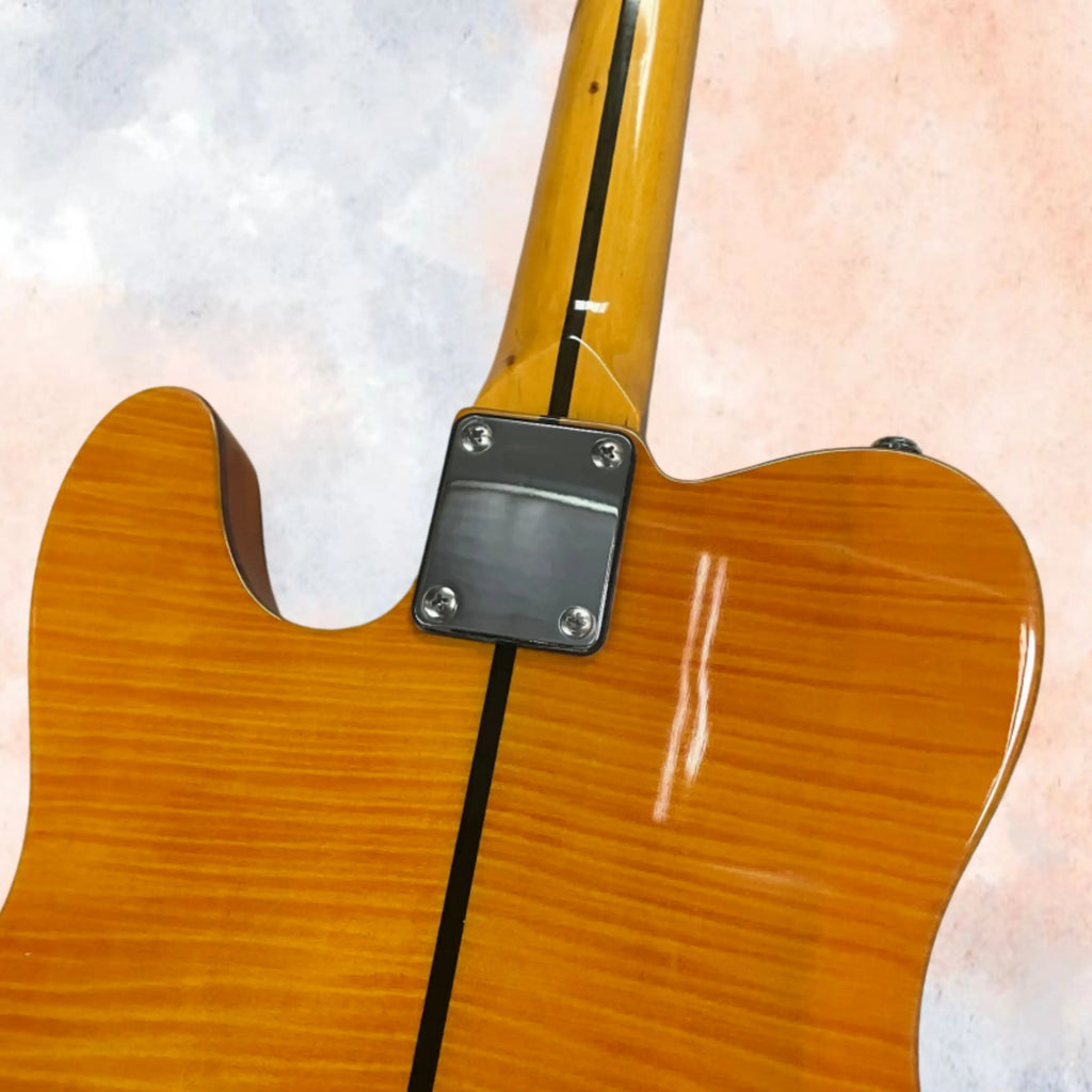 Guitarra eléctrica de cuerpo macizo en color ámbar, con pastillas de acero inoxidable, diapasón de arce y herrajes plateados. Guitarra con un encanto retro, ideal para tocar y coleccionar.