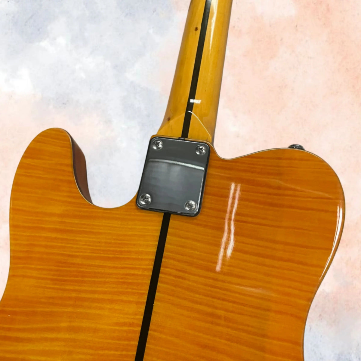 Guitarra eléctrica de cuerpo macizo en color ámbar, con pastillas de acero inoxidable, diapasón de arce y herrajes plateados. Guitarra con un encanto retro, ideal para tocar y coleccionar.