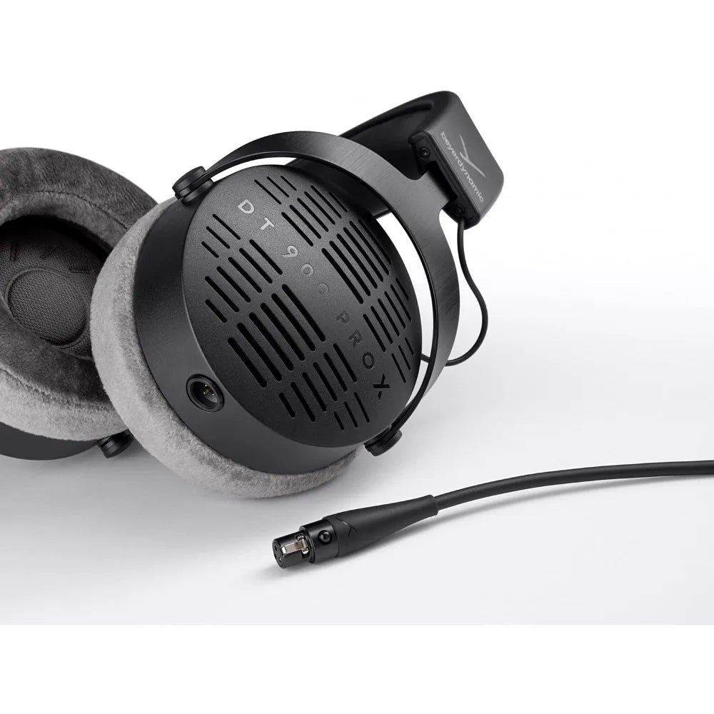 Auriculares Beyerdynamic DT 900 PRO X con copa circular, almohadilla gris y conector