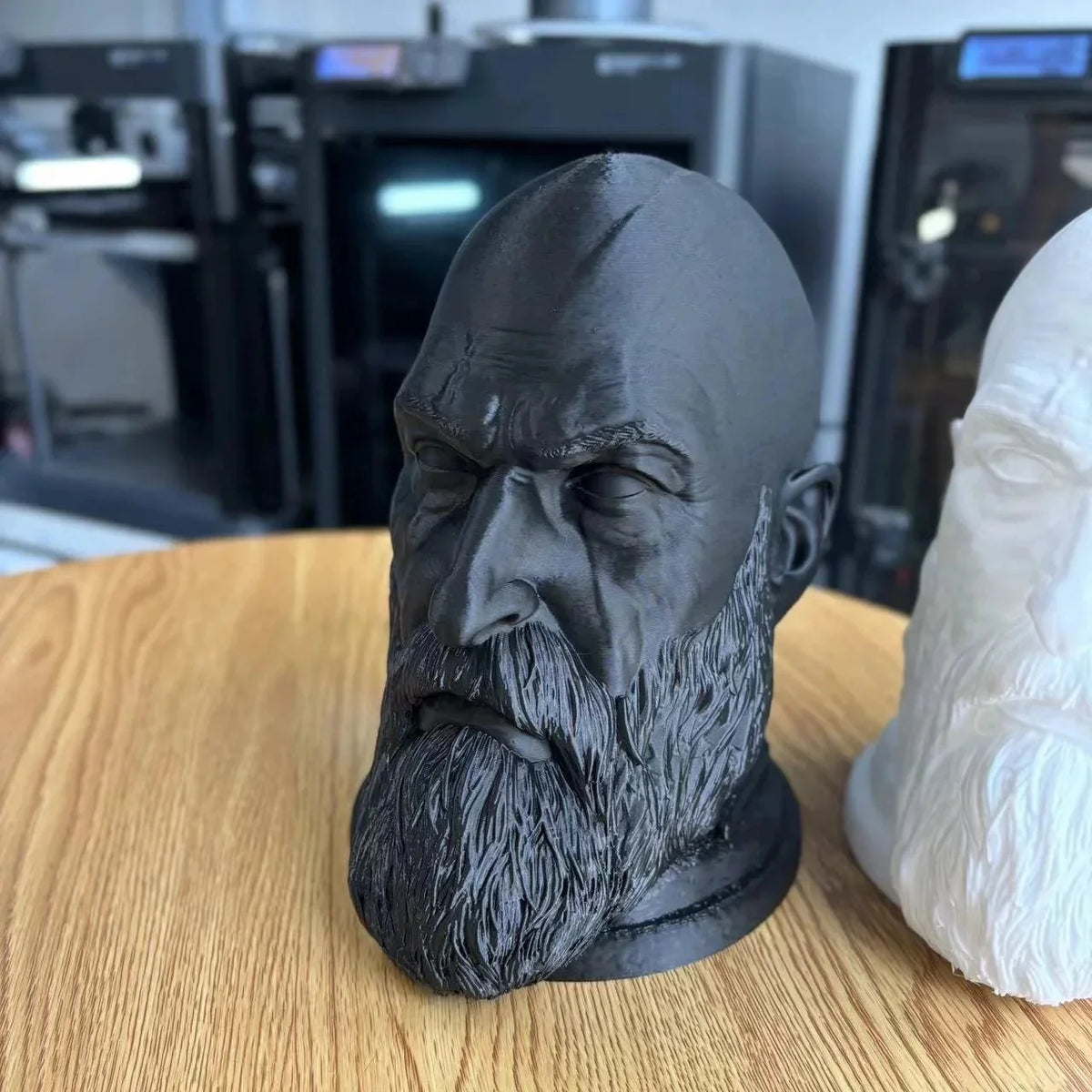 Estatua de Kratos de God of War, soporte para auriculares, personajes de juego, figuras, juguete, modelo de cabeza para escritorio, soporte para auriculares de computadora