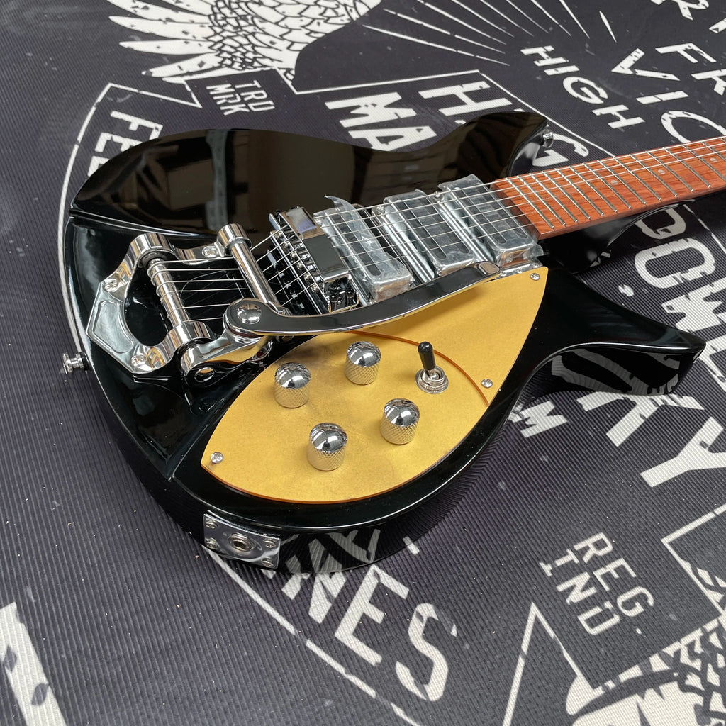Guitarra Eléctrica Negra de Estilo Retro con Tres Pastillas, Guitarra de Alto Rendimiento con Vibrato Bigsby de Cuerdas Cortas, Guitarra para Actuaciones en Escenario