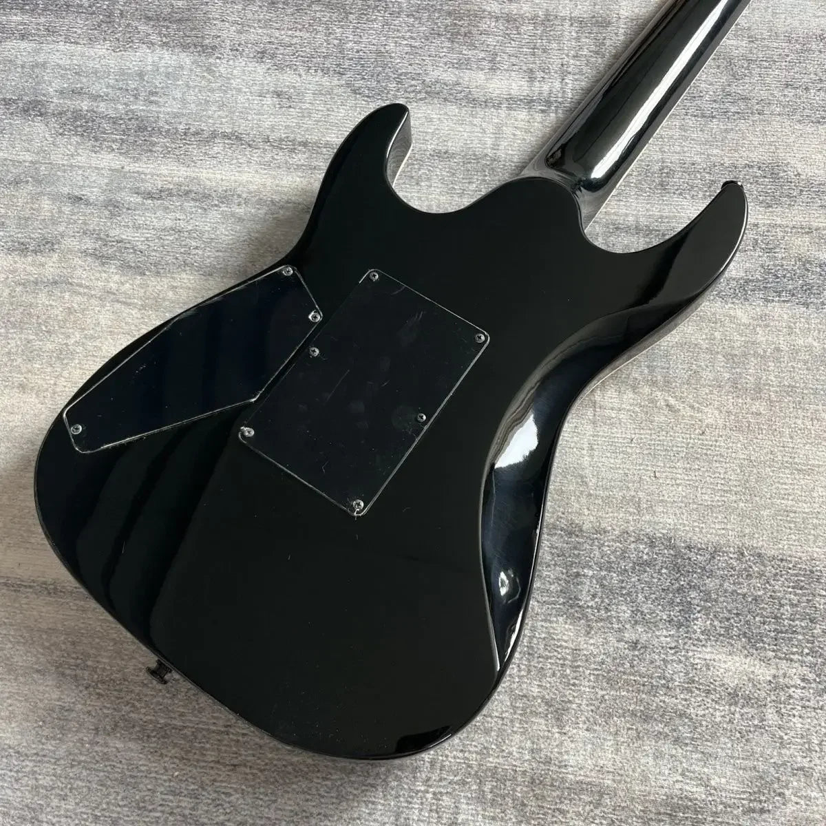 Guitarra eléctrica hecha a medida con cuerpo de caoba lacado en azul, mástil de arce y diapasón de palisandro