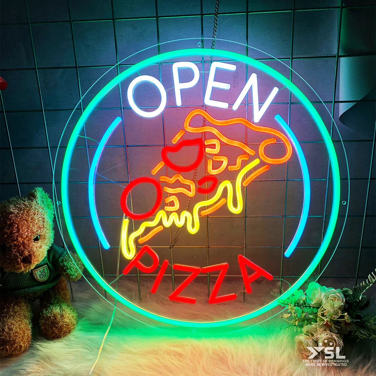Letrero de neón circular 'OPEN PIZZA' con ilustración de pizza roja y verde.