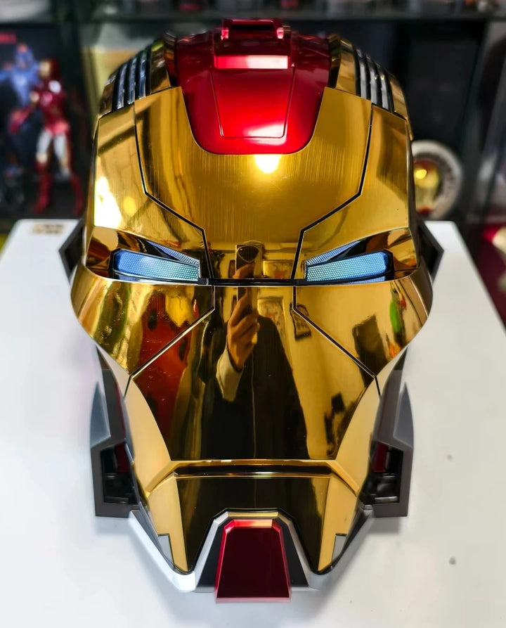 1/1 Casco de Iron Man, modelos Mk5, Mk50 y Mk17. Casco que se puede usar y transformar, con activación por voz de Jarvis y apertura y cierre eléctricos. Artículo de colección.