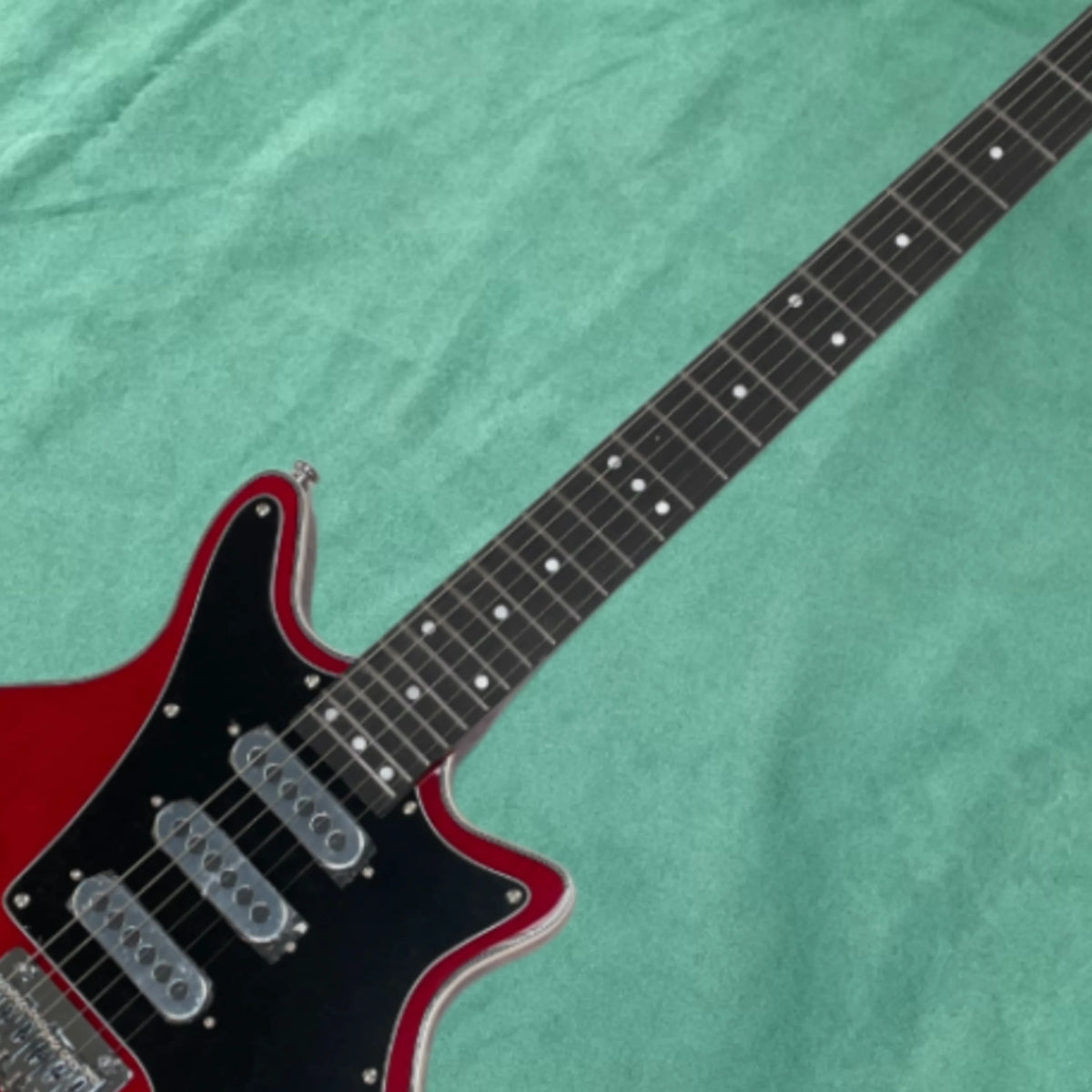 Guitarra eléctrica de 6 cuerdas con cuerpo de caoba, pastillas SSS y herrajes plateados — guitarra eléctrica de rendimiento profesional