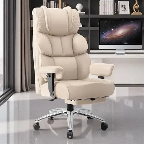 Silla de escritorio en cuero beige claro, respaldo alto con reposacabezas y reposapiés.