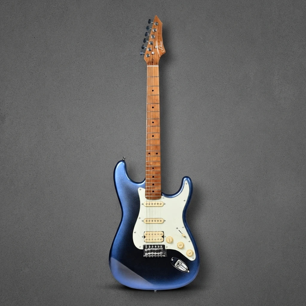 Guitarra eléctrica de estilo rock ST PRO 22, con trastes, pastillas Alnico 5 HSS, mástil de arce, cuerpo con acabado brillante, herrajes cromados, 6 cuerdas, ideal para guitarristas de rock.