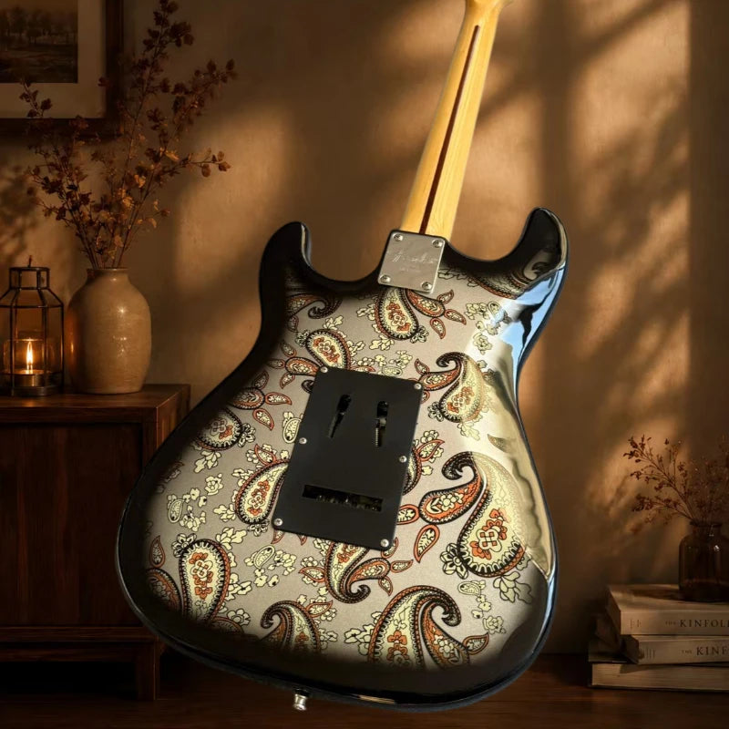 Guitarra eléctrica STS con patrón paisley, pastillas HSS, mástil de arce, incrustaciones con forma de estrella, trémolo flotante, cuerpo macizo. Envío gratuito.