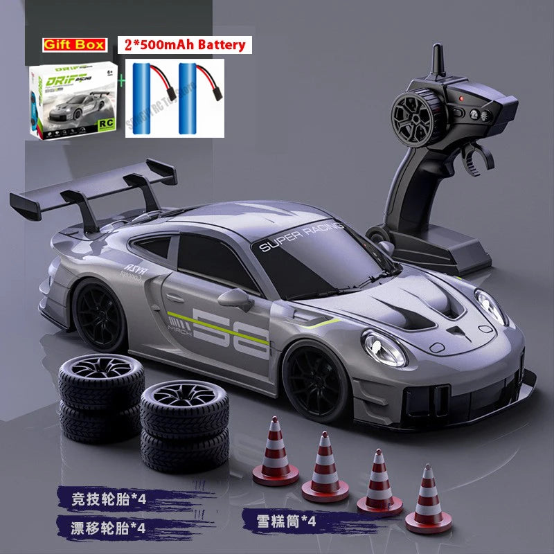 Coche RC de deriva 1:24 gris con control remoto, neumáticos y conos