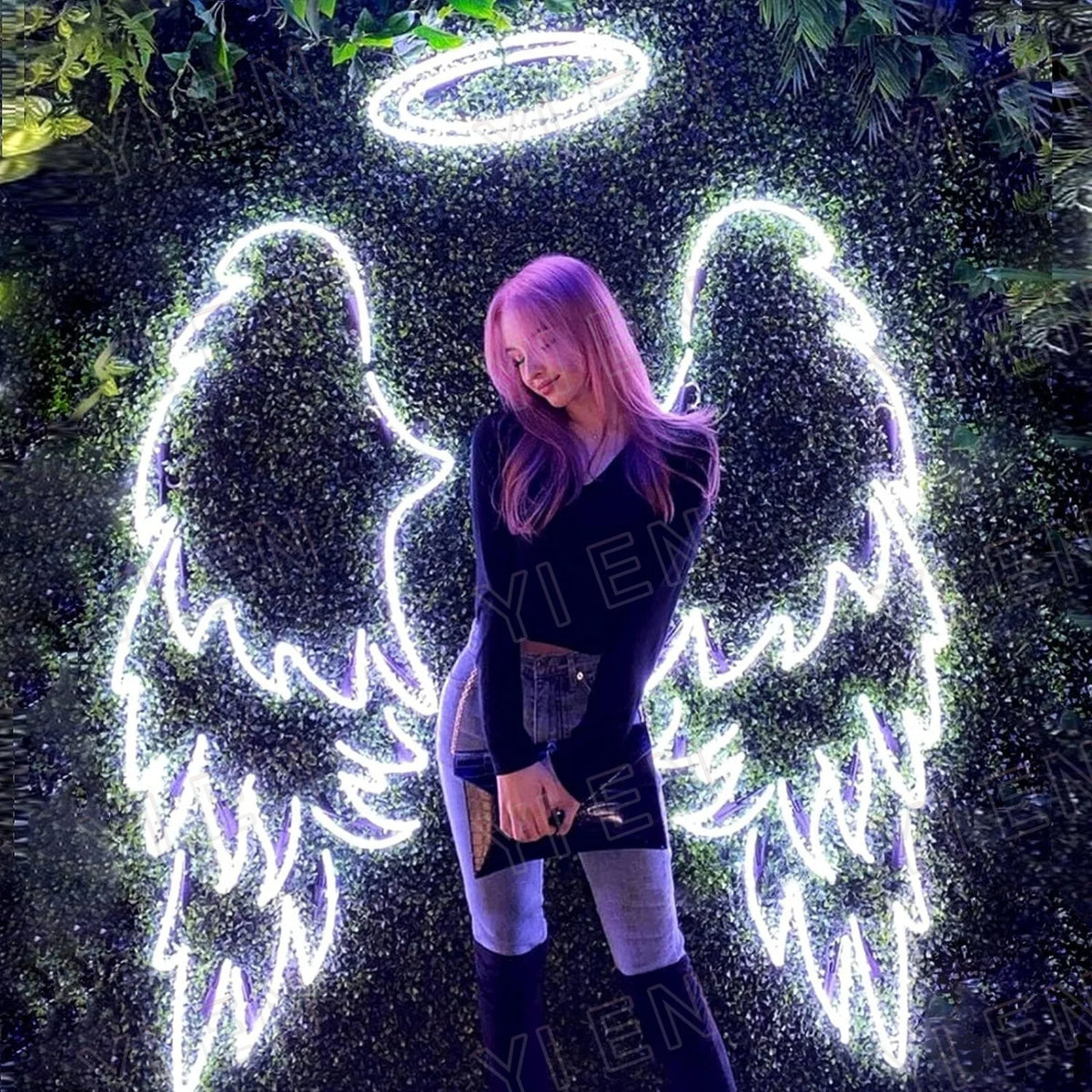 Señal de neón LED con alas de ángel y halo, luz azul y blanco