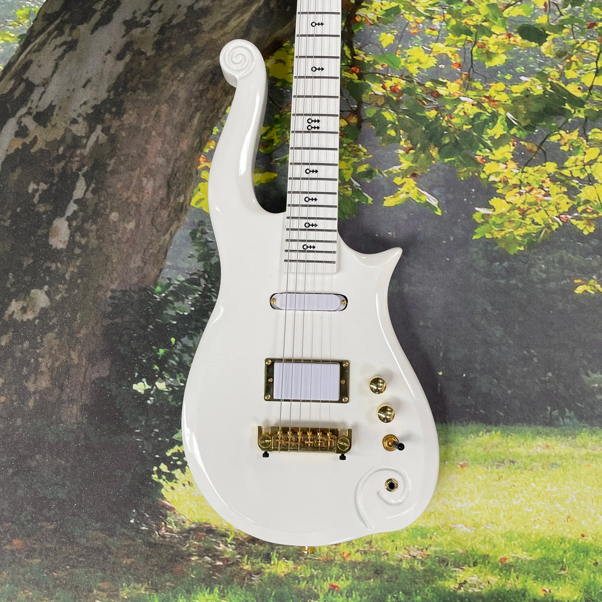 Guitarra eléctrica minimalista de lujo en blanco puro, cuerpo de palisandro con herrajes chapados en oro, guitarra eléctrica de rock.