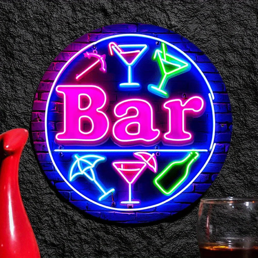 Cartel redondo de neón “Bar” y cócteles, luces rosa, azul y verde en la pared