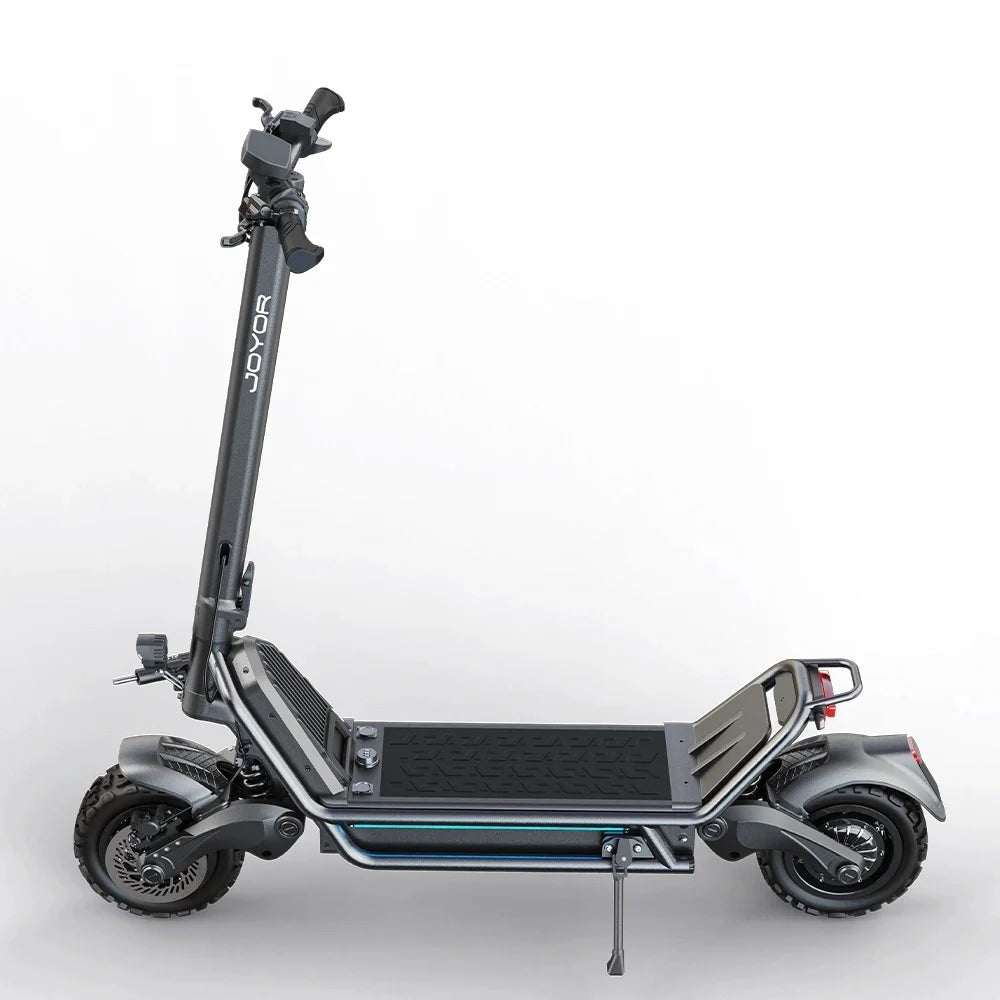 Patinete eléctrico gris oscuro con plataforma antideslizante, franja azul y freno trasero
