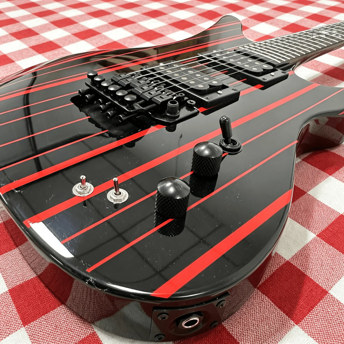 Guitarra Eléctrica Estilo Cuerno de Alienígena en Negro Brillante y Rojo, HH, Humbuckers de Alto Rendimiento, 6 Cuerdas, 24 Trastes, En Stock, Envío Gratis