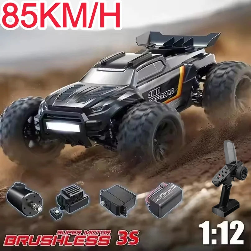 Coche RC todoterreno 4WD negro con ruedas grandes, acelerando sobre arena y polvo