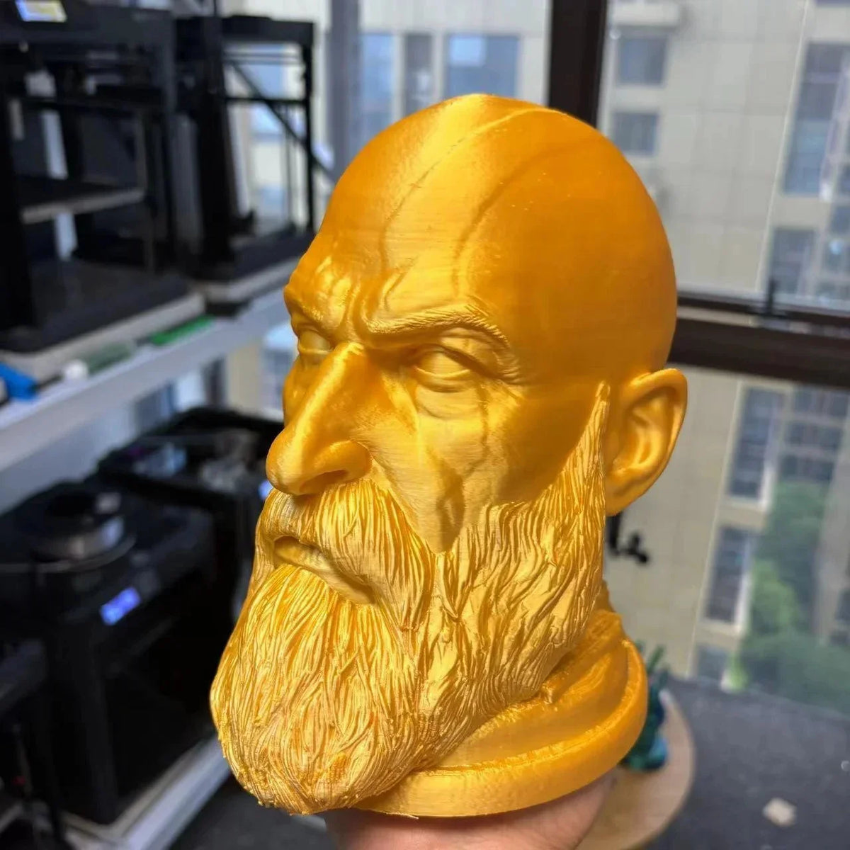 Estatua de Kratos de God of War, soporte para auriculares, personajes de juego, figuras, juguete, modelo de cabeza para escritorio, soporte para auriculares de computadora