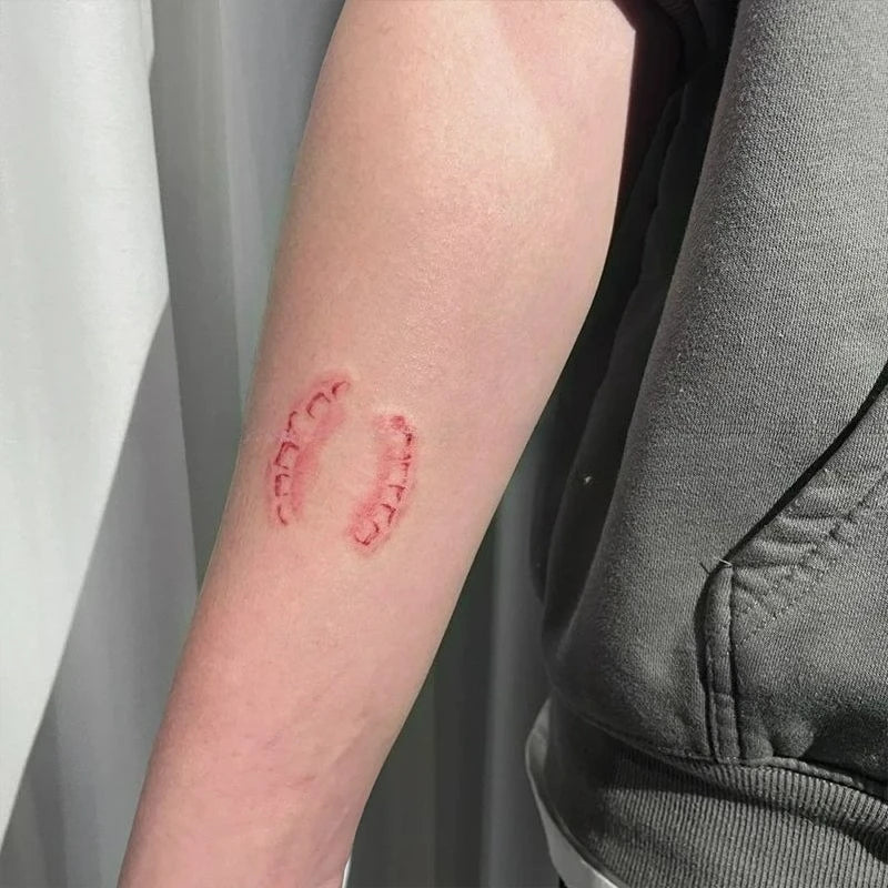 Tatuajes temporales de marca de mordida falsa roja para Halloween, cubierta de Cosplay, pegatina de tatuaje falso impermeable para cicatriz para mujer y hombre