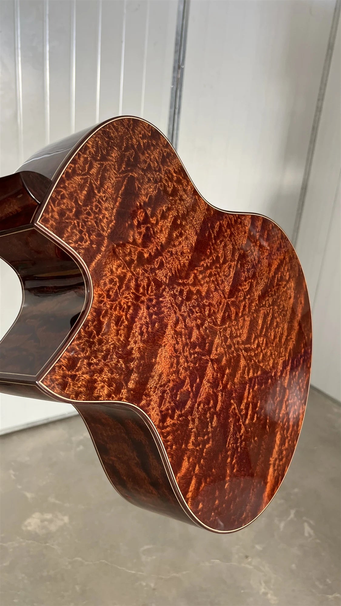 JD-920 Guitarra eléctrica acústica hecha a mano personalizada Todo sólido Abeto de alta calidad Sapele Seductor Musical todo en uno