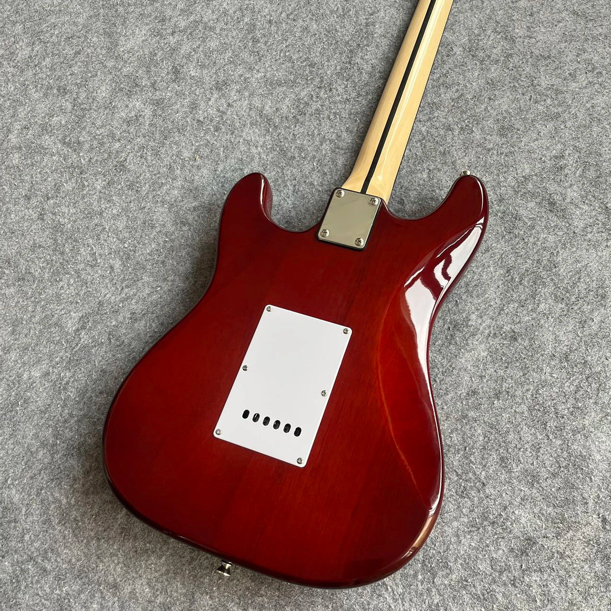 Guitarra de alta calidad con acabado Sunburst, incrustaciones de estrellas, sistema de trémolo y pastillas SSH 2026
