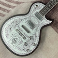Guitarra eléctrica con tapa de aluminio grabado, cuerpo de caoba, incrustaciones de ébano en la tapa, doble sistema de pastillas humbucker, puente fijo cromado, 22 trastes.