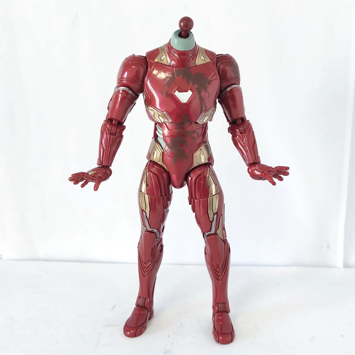 Figura de acción suelta de 6" de Marvel Legends: Iron Man Zombie Khonshu Wave