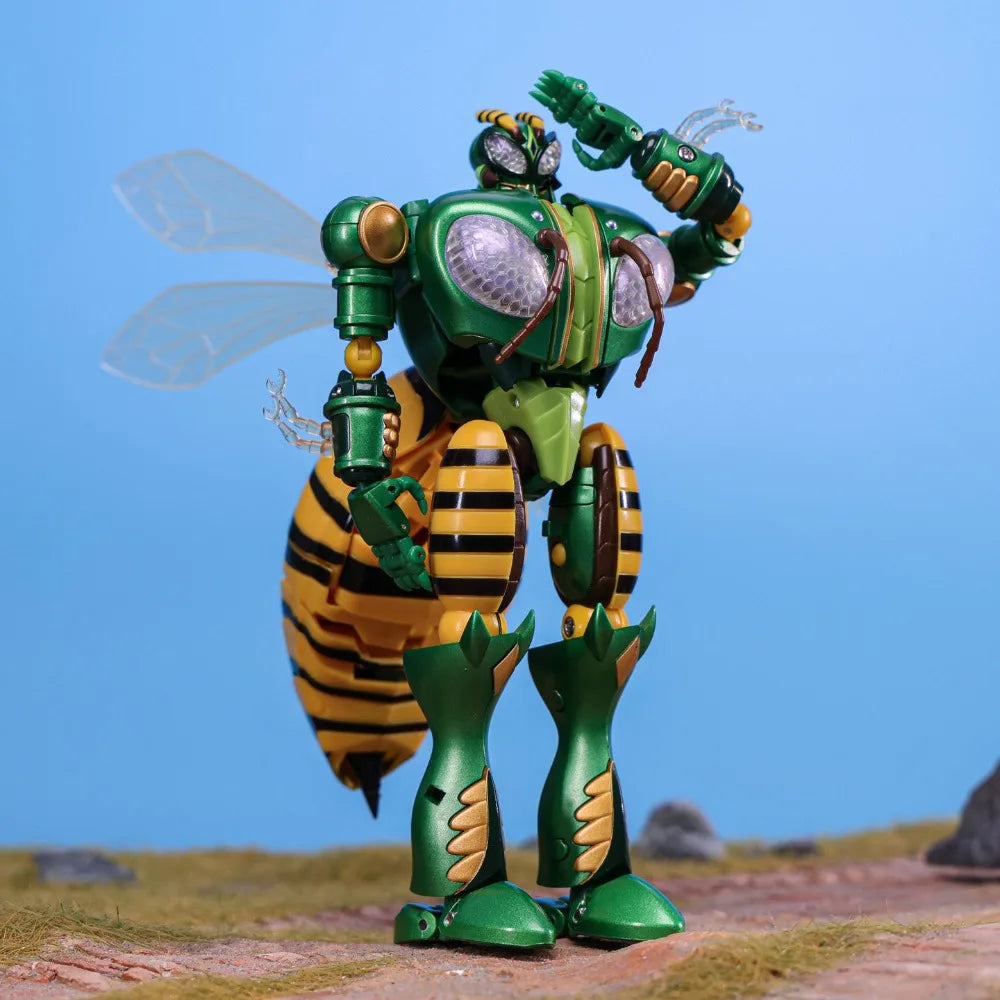 Figura robot verde con rayas amarillas, antenas y brazo con accesorio metálico