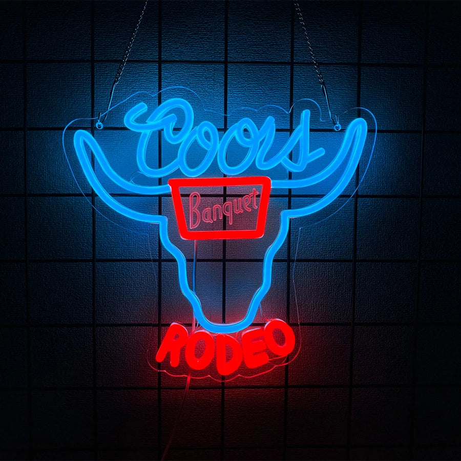 Letrero LED de neón para pared con texto azul “Coors Banquet” y “RODEO” rojo