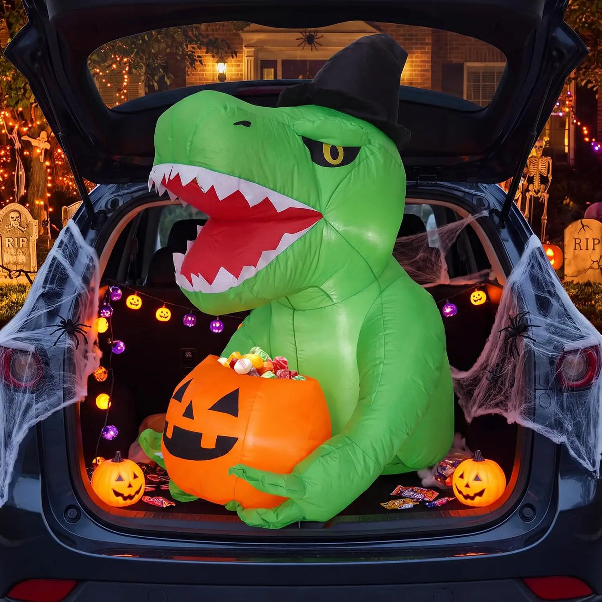 Banda inflable con motivos de Halloween y luces LED, ideal como decoración para el jardín o el patio en Halloween, para fiestas en el césped o en el jardín. Medidas: 237 x 105 cm.