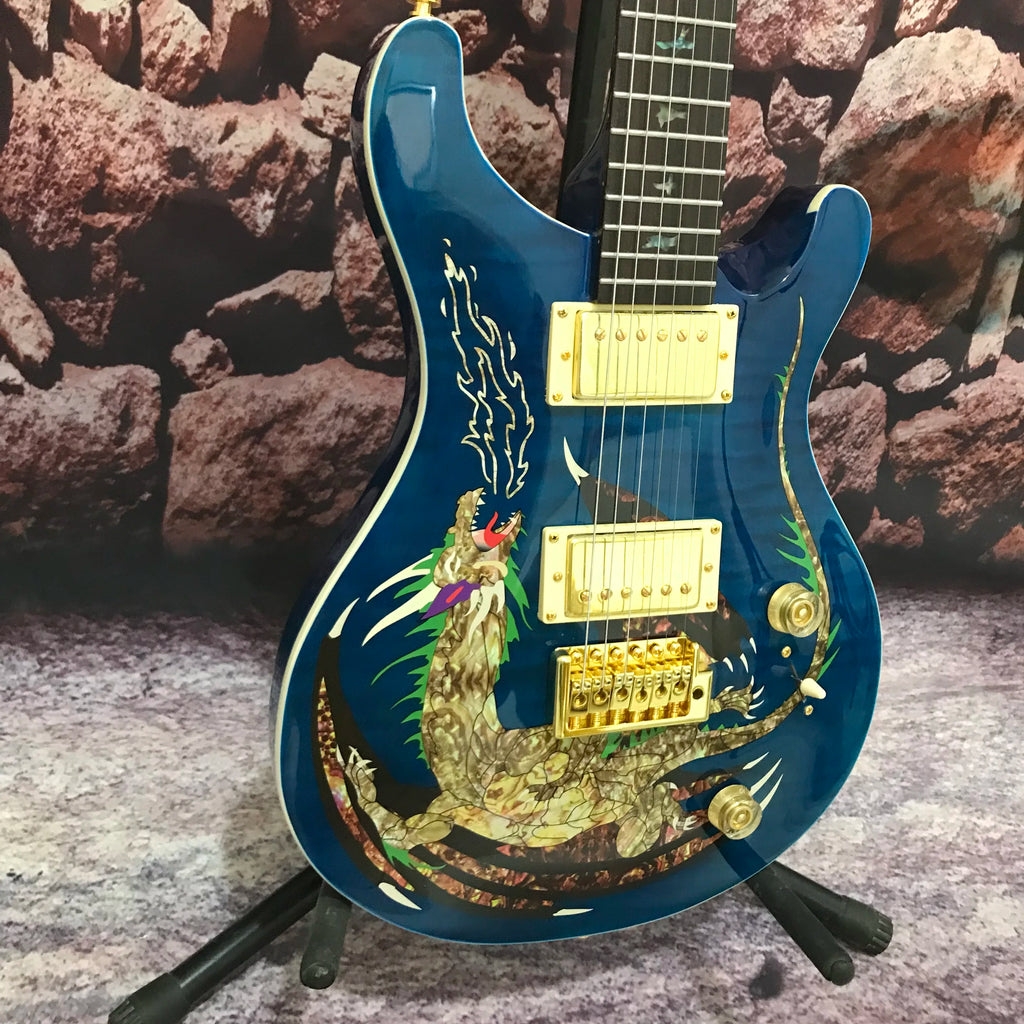 Nueva guitarra eléctrica de 6 cuerdas personalizada de fábrica, color azul pájaro con diseño de dragón, herrajes dorados, cuerpo de caoba, entrega rápida.