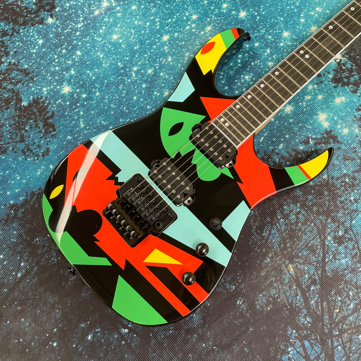 Guitarra con diseño geométrico colorido, mástige ultrafino con tacto cómodo, guitarra eléctrica de rock y metal con doble pastilla.