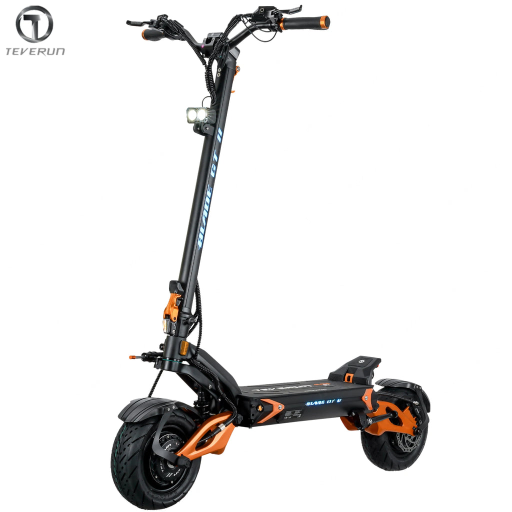 Patinete eléctrico negro con manillar y faro frontal, detalles naranjas
