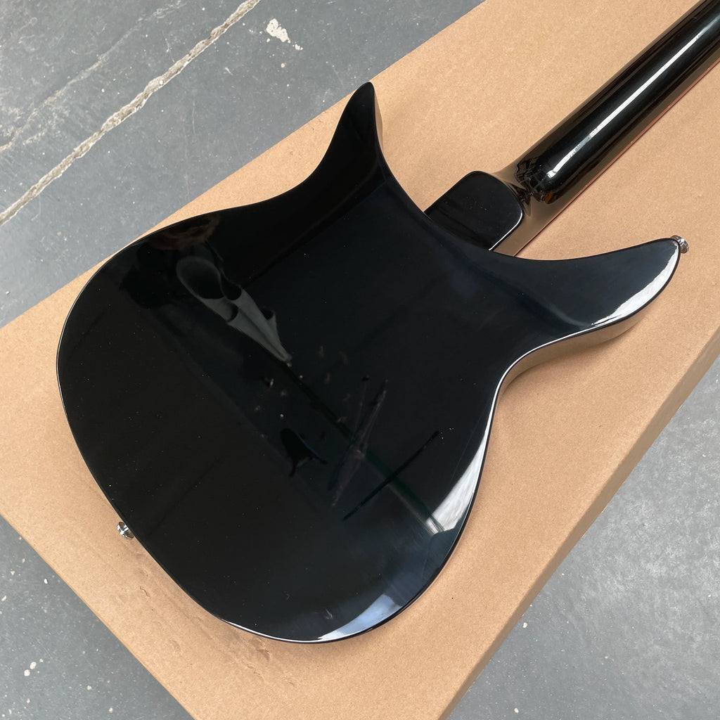 Guitarra eléctrica con sistema de vibrato Bigsby, acabado negro brillante, guitarra de tres pastillas, afinación estable para guitarristas avanzados