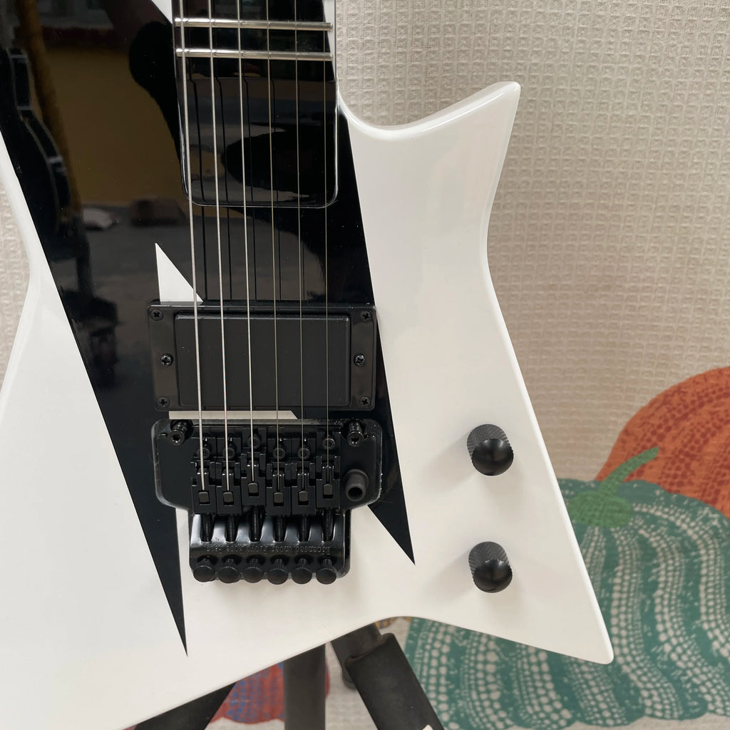 Guitarra eléctrica de 6 cuerdas con acabado en contraste blanco y negro, sistema de trémolo, guitarra con perillas de volumen dobles, una guitarra de estilo único