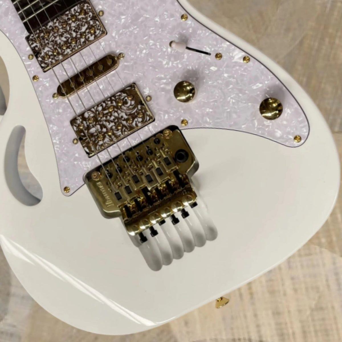 Guitarra eléctrica blanca, guitarras con incrustaciones exquisitas de motivos florales y de vides en la diapasón, accesorios dorados de lujo para guitarras de escenario.