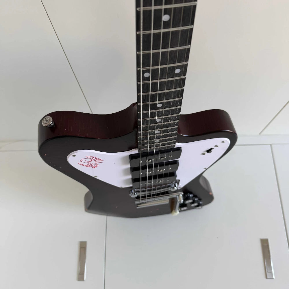 Guitarra eléctrica de cuerpo macizo con diseño único, acabado en color marrón envejecido y con efecto desgastado, tres pastillas de bobina simple y puente con trémolo.