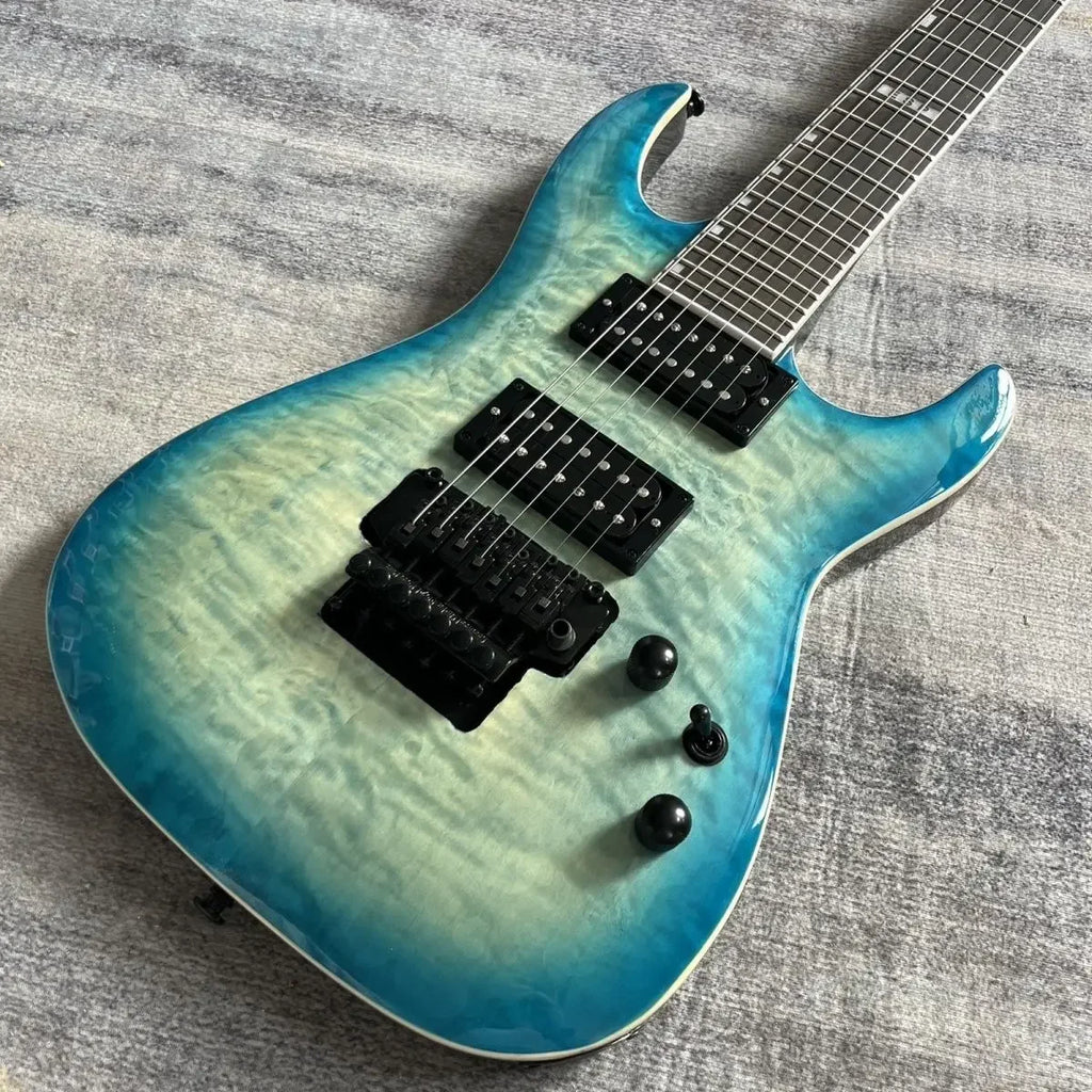 Guitarra eléctrica hecha a medida con cuerpo de caoba lacado en azul, mástil de arce y diapasón de palisandro