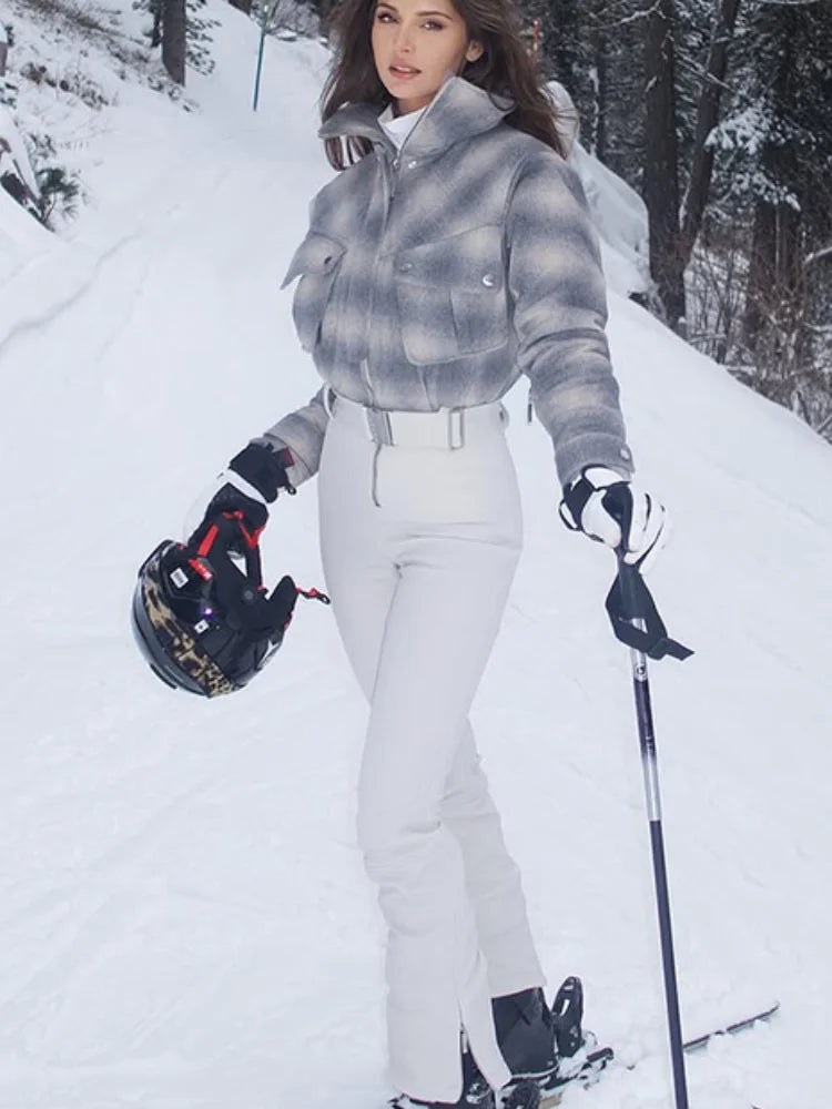 Mono de esquí con cuello alto, bolsillos con cremallera y paneles, cordón ajustable, invierno 2026, mono de nieve cálido para mujer, atuendo de esquí de una pieza, elegante y glamuroso.