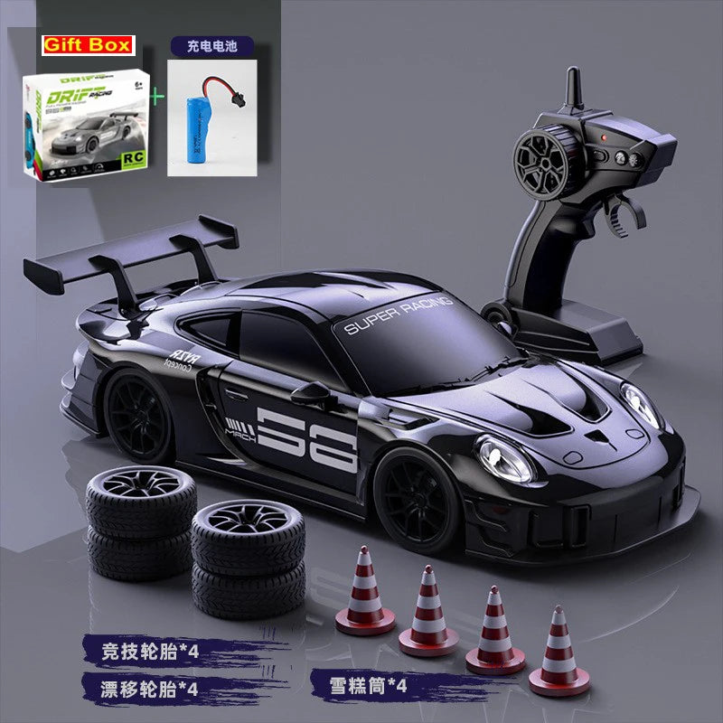 Coche RC de deriva 1:24 gris y negro con control remoto, neumáticos y conos