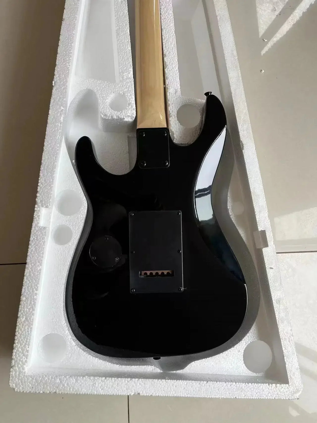 Guitarra Eléctrica LTD Skulls Snakes George Lynch Signature con Puente Floyd Rose, Tuerca de Bloqueo y Herrajes Negros 01