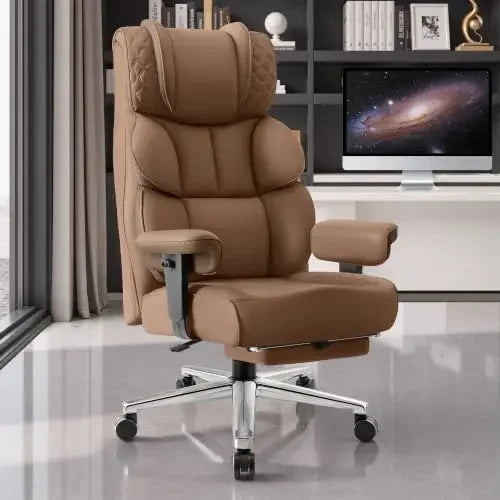 Silla de oficina beige con respaldo alto acolchado, reposapiés y reposabrazos