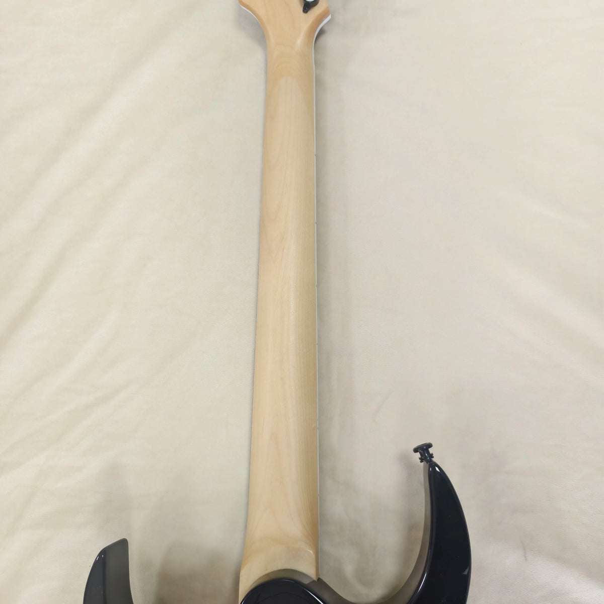 Guitarra Eléctrica Artística con Graffiti, Pintura Geométrica Colorida, Sistema de Doble Trémolo, Doble Humbucker, Guitarra de Metal Pesado, Disponible en Stock