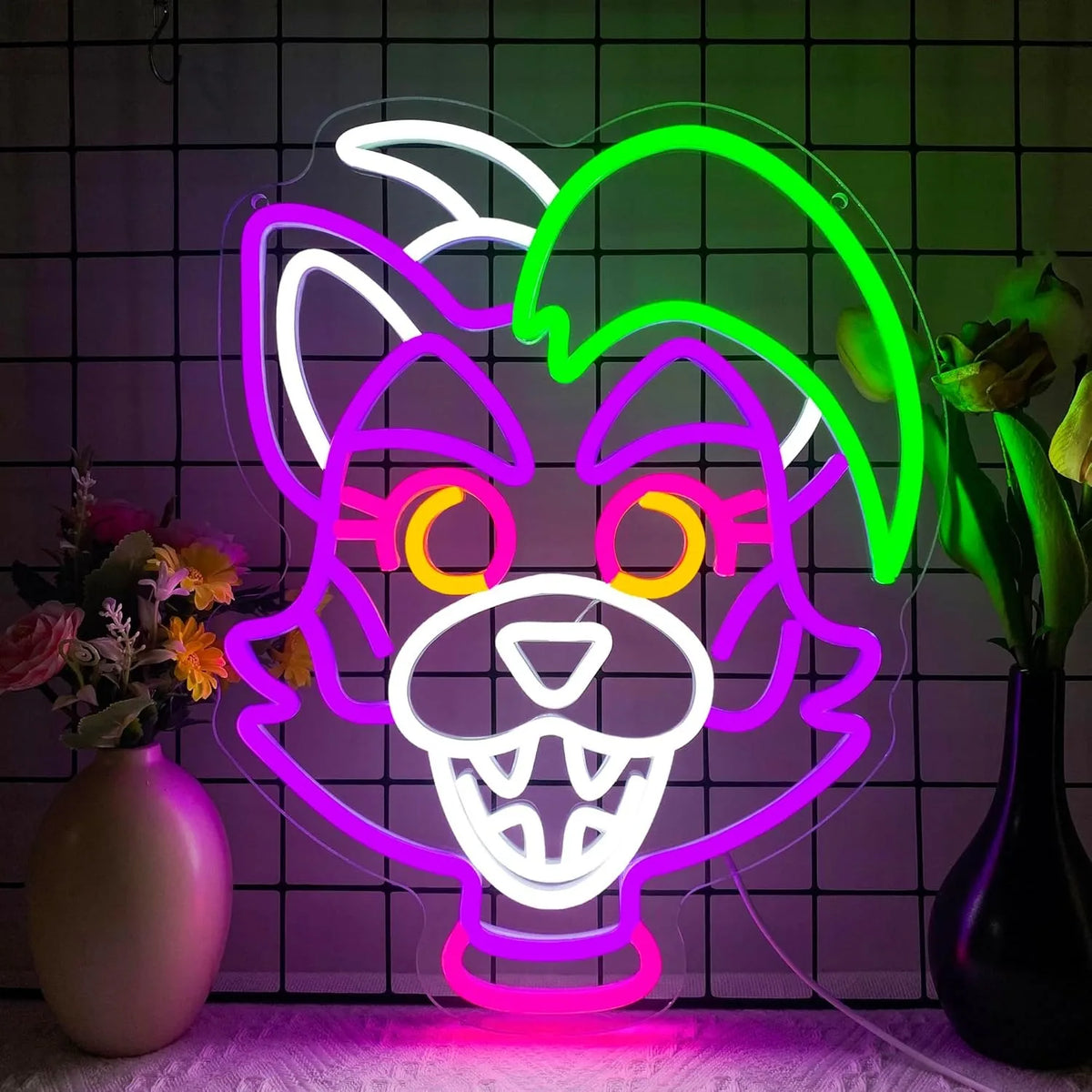 Letrero de neón con cabeza de conejo anime, contorno verde y morado, estrellas y boca.