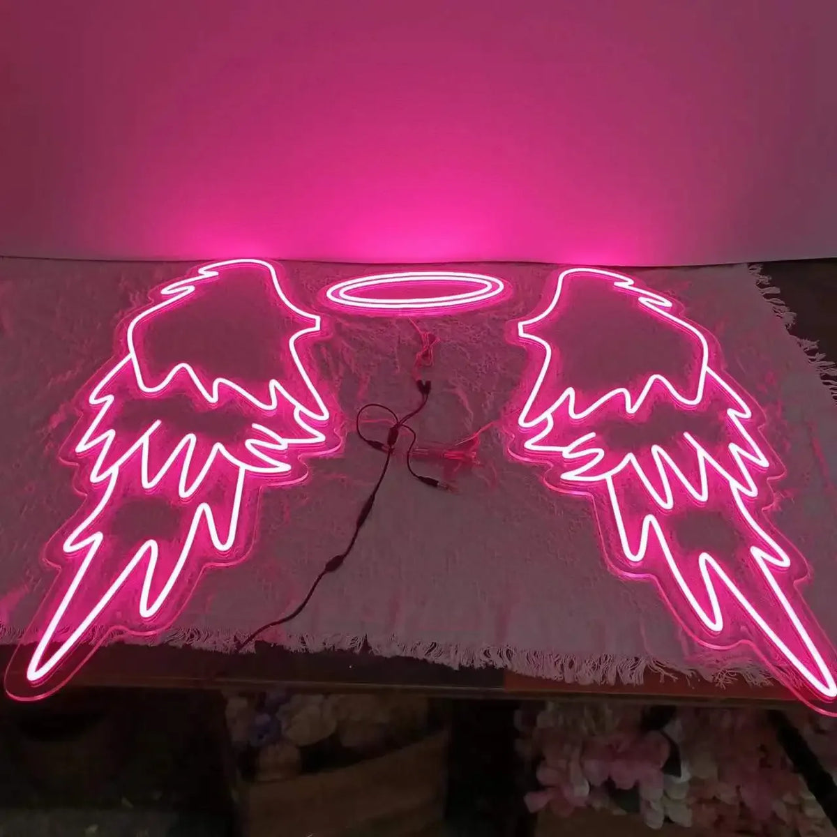 Señal de neón LED con alas de ángel y halo, luz rosa